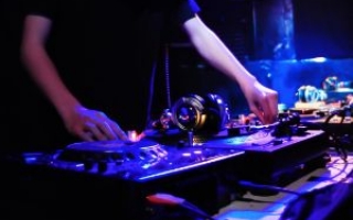 これまで音楽に触れてこなかった人も気軽に立ち寄れるライブハウスのDJ体験ブースの写真