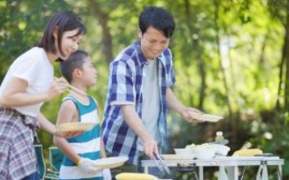 一人でも、家族や友人とも行きたい時に手ぶらでバーベキューやキャンプが楽しめるキャンプ場の様子