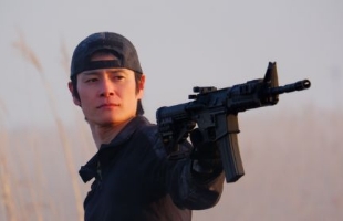 2022年4月から放送開始されるドラマ＊＊＊＊の主人公「三雲」が荒野で銃を構えるのワンカット