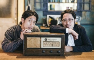 毎週金曜深夜3時に放送中のラジオ「のらくら」のパーソナリティ「野良吉光」と「蔵部卓」の写真