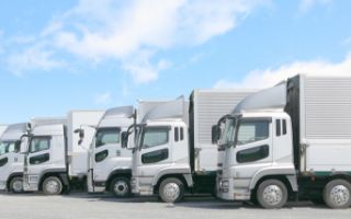 人手不足に終止符を、地域密着型の運送会社のトラックの写真