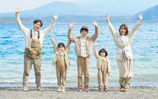 オンライン販売が人気の海産物販売店を経営しているご家族の写真